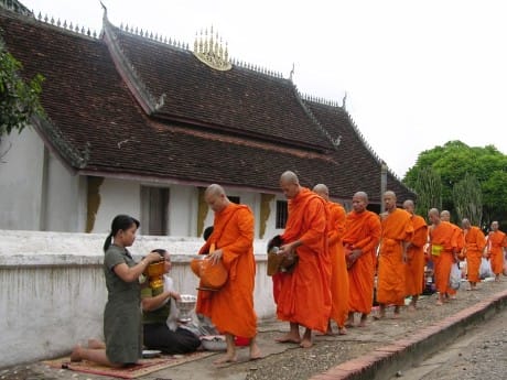 Almosengang in Luang Prabang
