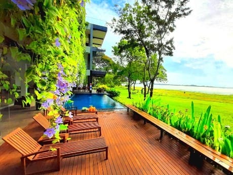 Lake Forest Hotel, Pool