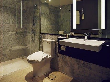 Klassisches Badezimmer im Estadia Hotel