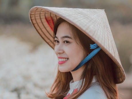 Vietnamesin mit konischem Hut