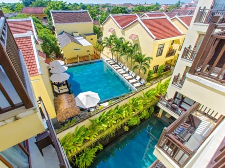 Poolarea des Silk Luxury Hotel