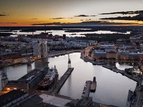 Hafen von Helsinki am Abend