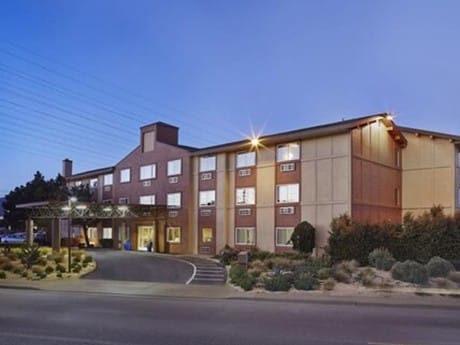 Hotel Focus SFO - exterior