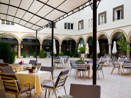 Der Innenhof des TRH Baeza