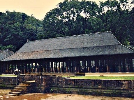 Eine der Tempelhallen von Kandy
