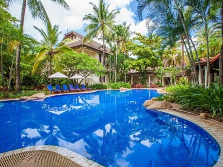 Der Pool des Settha Palace Hotel