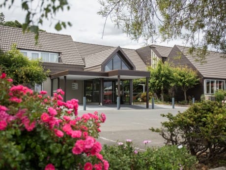 Dunedin-Leisure-Lodge-Main-Entrance-Dayt