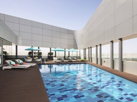 Pool im Pearl Rotana Hotel