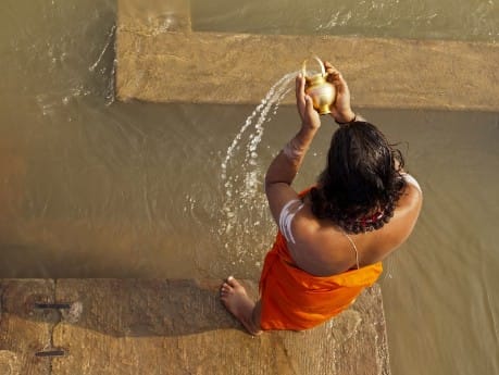Hindu am heiligen Fluss