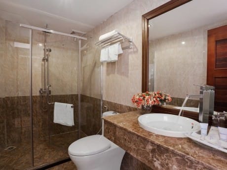 Badezimmerbeispiel des Xaysomboun Hotels