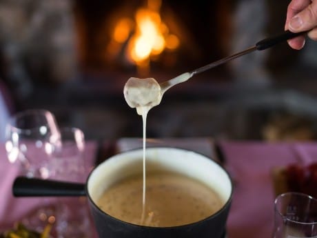 schweiz-saanen-huus-gstaad-kaese fondue