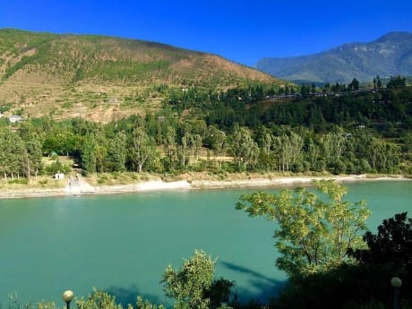 Himalayan Dragon'S Nest Hotel - Fluss