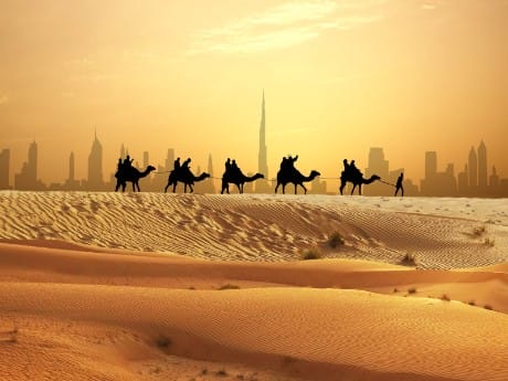 vae-dubai-skyline mit kamelen