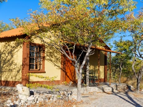 Etosha Safari Camp_Namibia_Hütte_außen_0