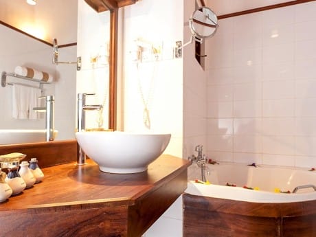 Amaya Lake Hotel, Bad