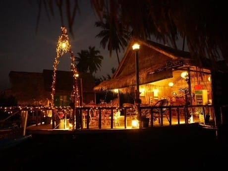 Tatai Riverfront Resort bei Nacht