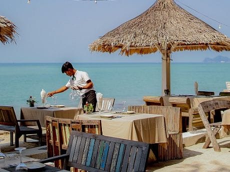 Essen am Strand im Milky Bay Resort