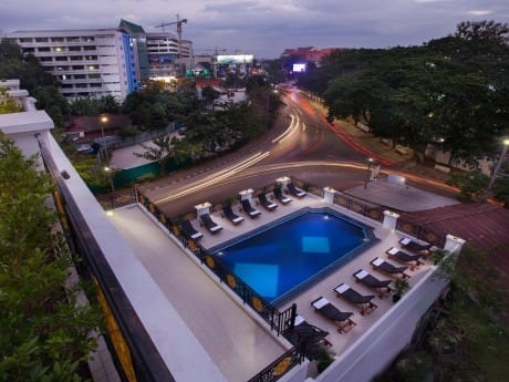 Terrasse und Pool im Xaysomboun Hotel