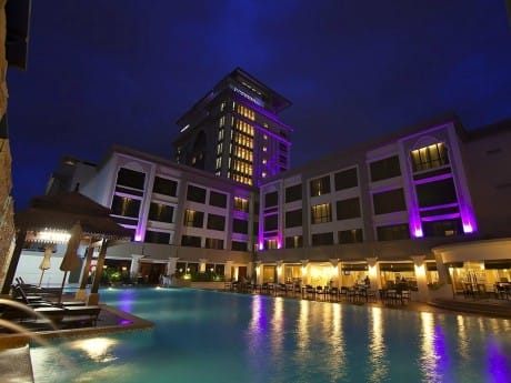 Das Perdana Hotel bei Nacht