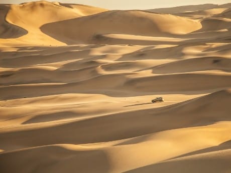 Fahrt durch die Weiten der Wüste