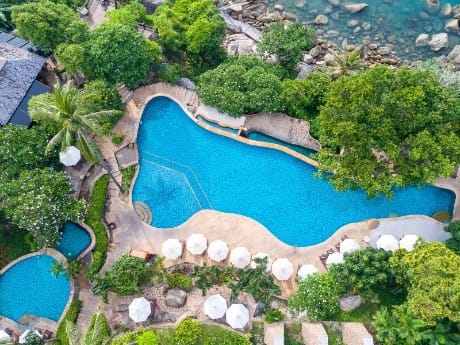 Der Pool des Panviman Resort von oben