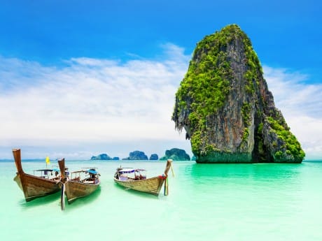 Longtailboote am Strand, Krabi